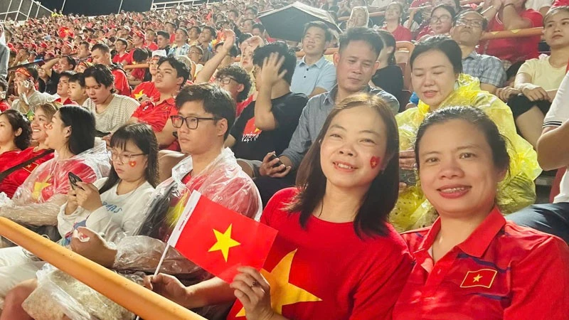 Tình yêu bóng đá của cổ động viên Việt Nam với trận chung kết lượt đi ASEAN Cup 2026 Tình yêu bóng đá của cổ động viên Việt Nam với trận chung kết lượt đi ASEAN Cup 2026