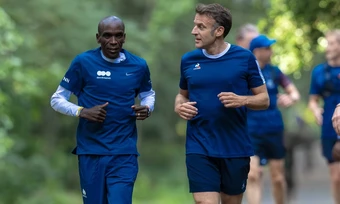 Tổng thống Pháp chạy bộ cùng Kipchoge - Báo TinVina