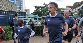 Tổng thống Pháp Macron chạy bộ cùng huyền thoại marathon Kipchoge