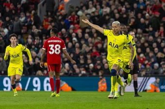 Tottenham níu chân Liverpool - Báo TinVina