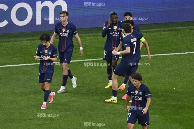 Tranh cãi gay gắt ở chung kết Champions League, trọng tài bị réo tên Tranh cãi gay gắt ở chung kết Champions League, trọng tài bị réo tên