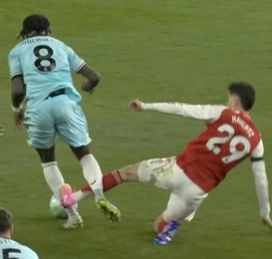 Tranh cãi khi Havert thoát thẻ đỏ trong trận thắng của Arsenal - Báo TinVina