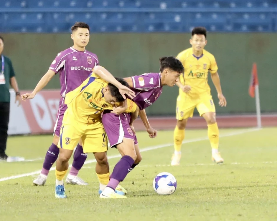 Trốn rớt hạng V-League nóng hơn đua danh hiệu