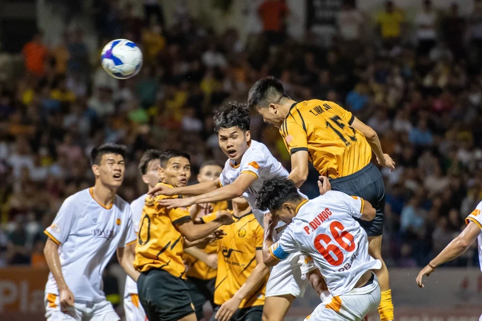 Trốn rớt hạng V-League nóng hơn đua danh hiệu