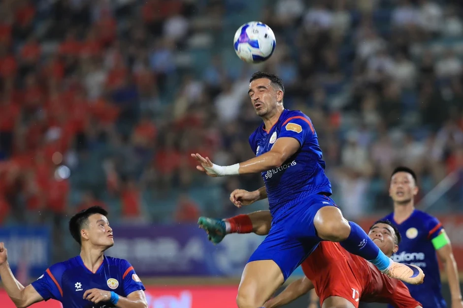 Trốn rớt hạng V-League nóng hơn đua danh hiệu