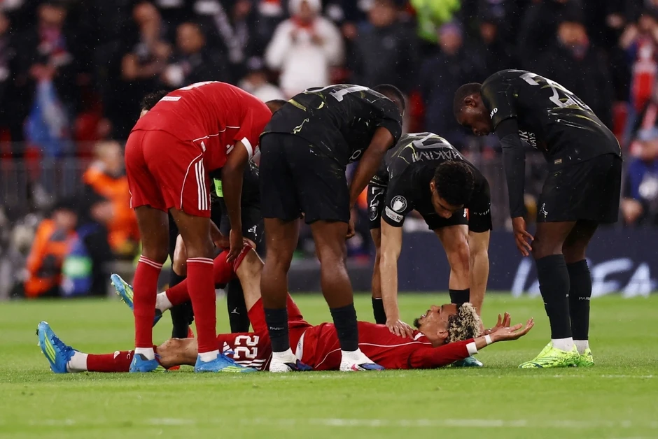 Trực tiếp Liverpool 0-0 PSG: Chấn thương bất ngờ, cơ hội liên tiếp Trực tiếp Liverpool 0-0 PSG: Chấn thương bất ngờ, cơ hội liên tiếp