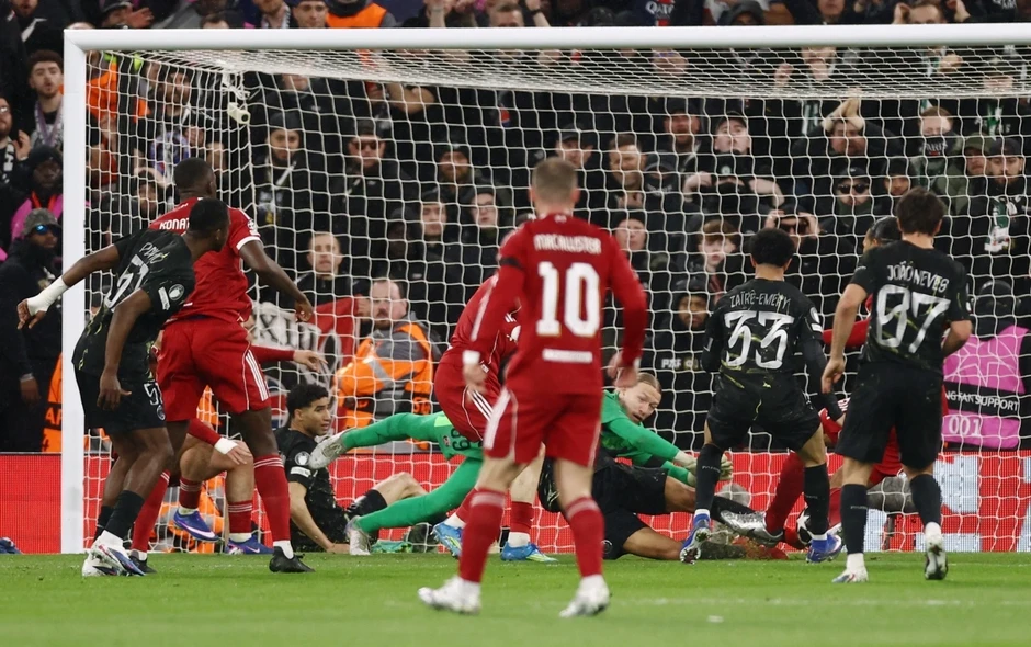 Trực tiếp Liverpool 0-0 PSG: Chấn thương bất ngờ, cơ hội liên tiếp Trực tiếp Liverpool 0-0 PSG: Chấn thương bất ngờ, cơ hội liên tiếp
