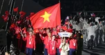 Trung vệ U23 Việt Nam và Lê Thanh Thúy cầm cờ cho đoàn TTVN ở Asiad