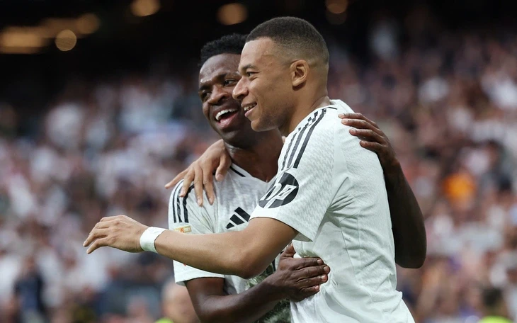 Trước 'đại chiến' Real Madrid, thần đồng 18 tuổi tuyên bố Bayern Munich bất khả chiến bại Trước 'đại chiến' Real Madrid, thần đồng 18 tuổi tuyên bố Bayern Munich bất khả chiến bại