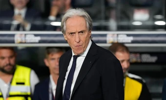 Trước Ronaldo, HLV Jorge Jesus từng thẳng thay loại Neymar