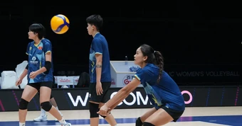 Tuyển bóng chuyền nữ Việt Nam 'làm nóng' trước trận đấu Hàn Quốc
