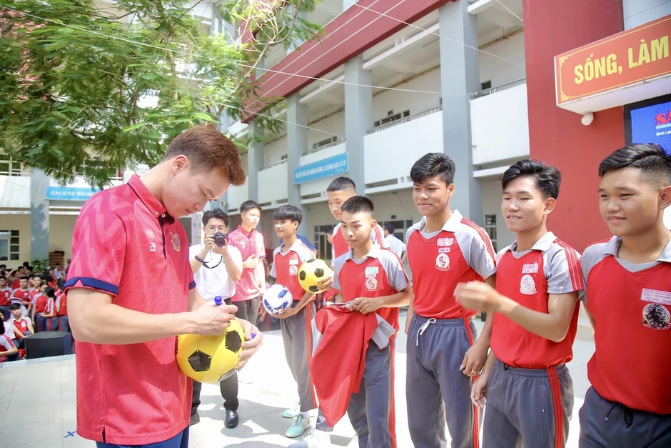 Tuyển thủ Hoàng Đức và dàn sao Việt tiếp sức giấc mơ học sinh nghèo Tuyển thủ Hoàng Đức và dàn sao Việt tiếp sức giấc mơ học sinh nghèo