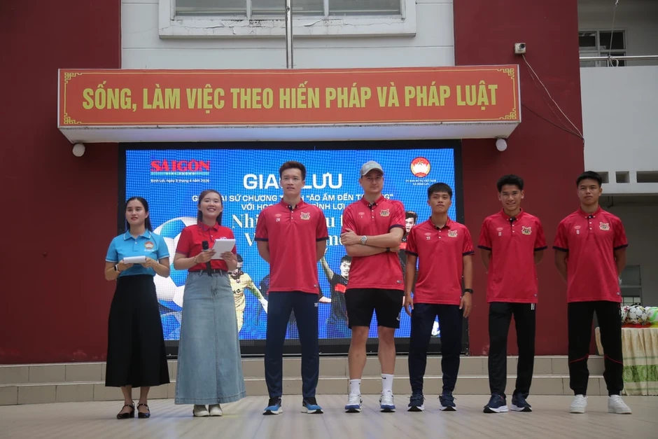 Tuyển thủ Hoàng Đức và dàn sao Việt tiếp sức giấc mơ học sinh nghèo Tuyển thủ Hoàng Đức và dàn sao Việt tiếp sức giấc mơ học sinh nghèo