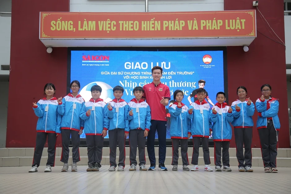 Tuyển thủ Hoàng Đức và dàn sao Việt tiếp sức giấc mơ học sinh nghèo Tuyển thủ Hoàng Đức và dàn sao Việt tiếp sức giấc mơ học sinh nghèo