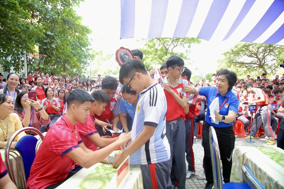 Tuyển thủ Hoàng Đức và dàn sao Việt tiếp sức giấc mơ học sinh nghèo Tuyển thủ Hoàng Đức và dàn sao Việt tiếp sức giấc mơ học sinh nghèo