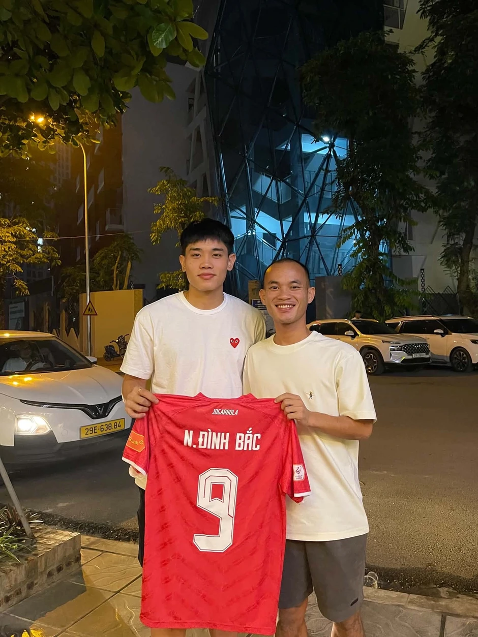 Tuyển thủ Lào chia sẻ khoảnh khắc đặc biệt với Đình Bắc Tuyển thủ Lào chia sẻ khoảnh khắc đặc biệt với Đình Bắc