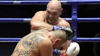 Tyson Fury hôn đối thủ trong trận thắng knock-out