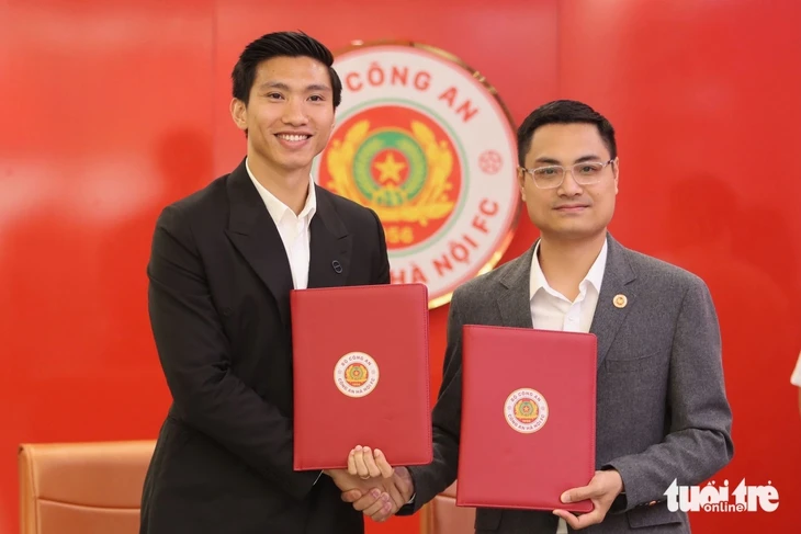 Văn Hậu lái Porsche đưa vợ cùng đi gia hạn hợp đồng với câu lạc bộ Công An Hà Nội Văn Hậu lái Porsche đưa vợ cùng đi gia hạn hợp đồng với câu lạc bộ Công An Hà Nội