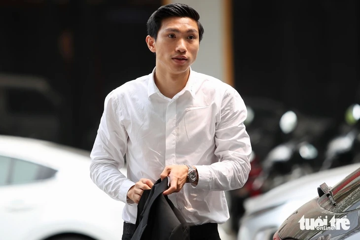 Văn Hậu lái Porsche đưa vợ cùng đi gia hạn hợp đồng với câu lạc bộ Công An Hà Nội Văn Hậu lái Porsche đưa vợ cùng đi gia hạn hợp đồng với câu lạc bộ Công An Hà Nội