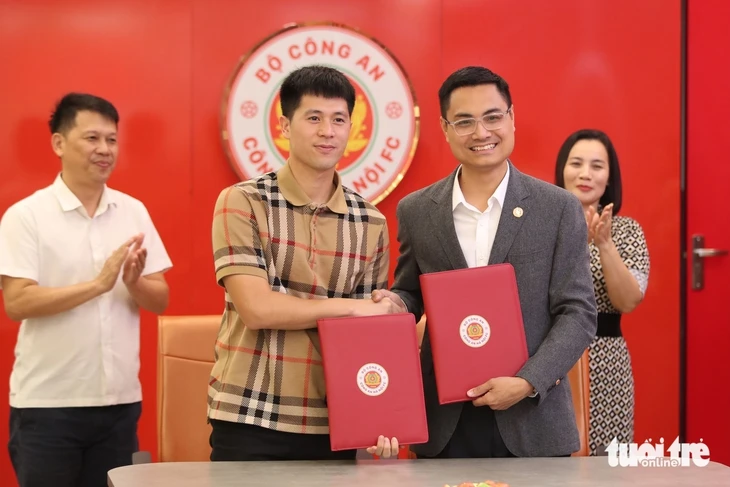 Văn Hậu lái Porsche đưa vợ cùng đi gia hạn hợp đồng với câu lạc bộ Công An Hà Nội Văn Hậu lái Porsche đưa vợ cùng đi gia hạn hợp đồng với câu lạc bộ Công An Hà Nội