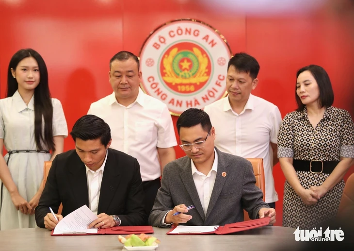 Văn Hậu lái Porsche đưa vợ cùng đi gia hạn hợp đồng với câu lạc bộ Công An Hà Nội Văn Hậu lái Porsche đưa vợ cùng đi gia hạn hợp đồng với câu lạc bộ Công An Hà Nội