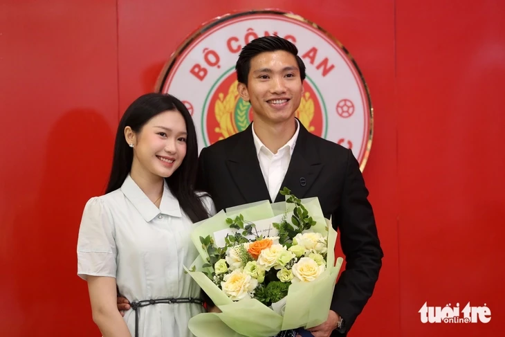 Văn Hậu lái siêu xe cùng vợ đi gia hạn hợp đồng với câu lạc bộ Công An Hà Nội