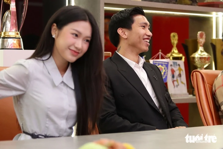 Văn Hậu lái siêu xe cùng vợ đi gia hạn hợp đồng với câu lạc bộ Công An Hà Nội