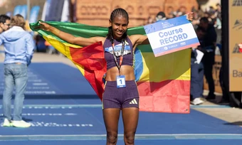 VĐV Ethiopia suýt phá kỷ lục thế giới nữ ngay lần đầu chạy marathon - Báo TinVina
