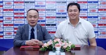 VFF gia hạn hợp đồng với trợ lý HLV Kim Sang Sik