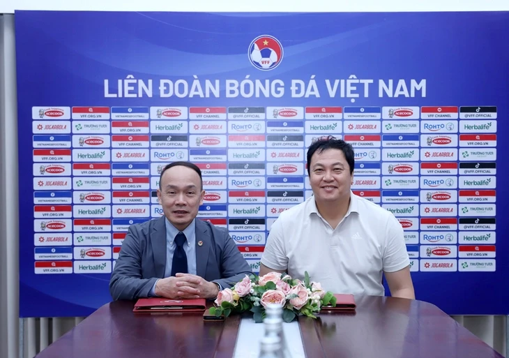 VFF gia hạn hợp đồng với trợ lý HLV Kim Sang Sik VFF gia hạn hợp đồng với trợ lý HLV Kim Sang Sik