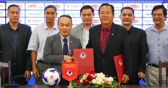 VFF ký kết, ra mắt tân HLV trưởng tuyển nữ Việt Nam Hoàng Văn Phúc
