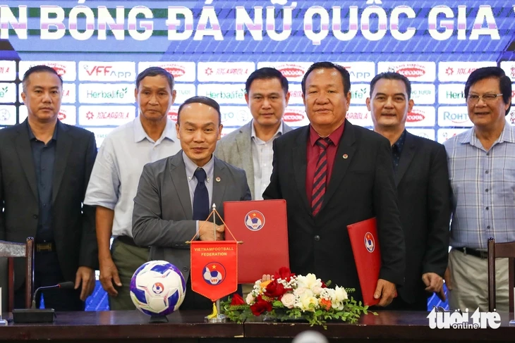 VFF ký kết, ra mắt tân HLV trưởng tuyển nữ Việt Nam Hoàng Văn Phúc VFF ký kết, ra mắt tân HLV trưởng tuyển nữ Việt Nam Hoàng Văn Phúc