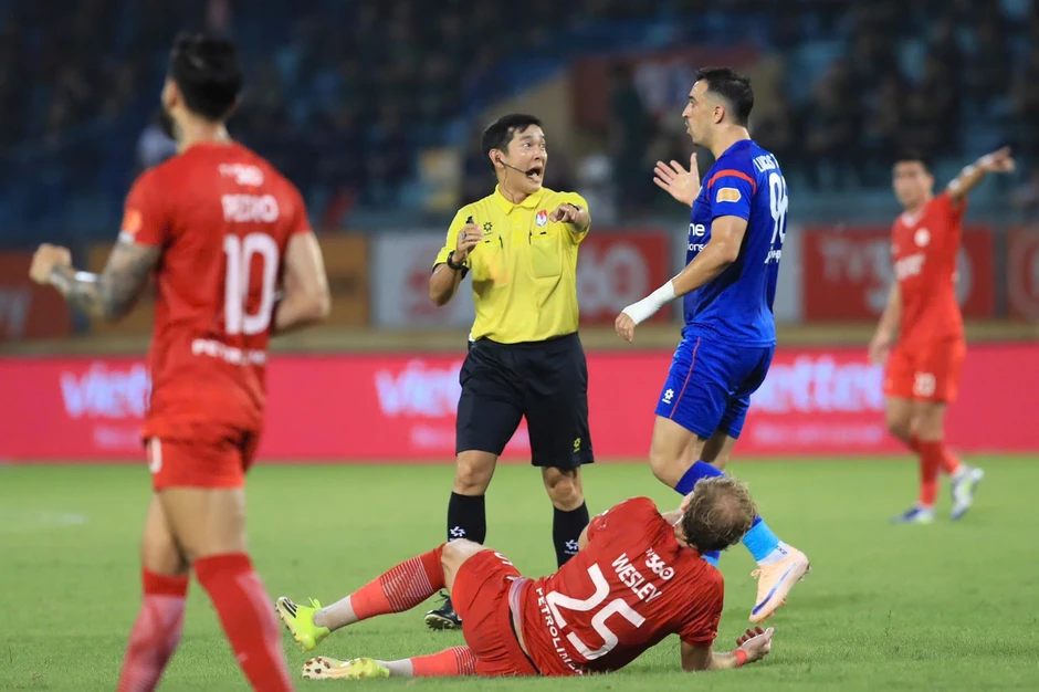 VFF 'treo còi' trọng tài thổi phạt đền Thể Công Viettel trận hoà PVF-CAND VFF 'treo còi' trọng tài thổi phạt đền Thể Công Viettel trận hoà PVF-CAND