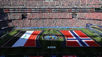 Vì sao cờ Arab Saudi, Iraq không được đặt chạm đất ở World Cup? - Báo TinVina