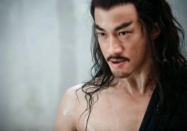 Vì sao Hà Nhuận Đông thường đóng các vai 'thần võ'? Vì sao Hà Nhuận Đông thường đóng các vai 'thần võ'?