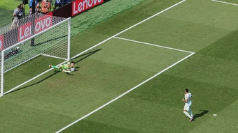 Vì sao Mbappe phải chờ hơn 3 phút trước khi đá phạt đền? - Báo TinVina