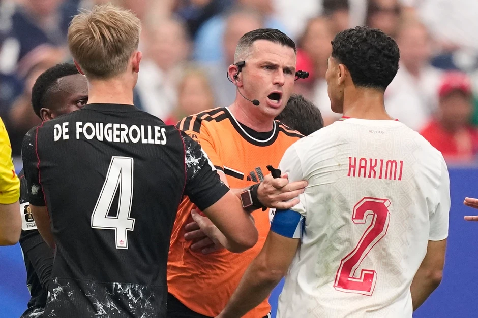 Vì sao trọng tài Anh không được bắt các trận có Argentina ở World Cup? - Báo TinVina Vì sao trọng tài Anh không được bắt các trận có Argentina ở World Cup? - Báo TinVina