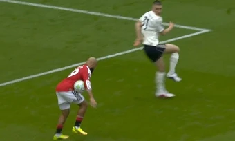 Vì sao trọng tài vẫn công nhận bàn của Man Utd dù VAR can thiệp? - Báo TinVina