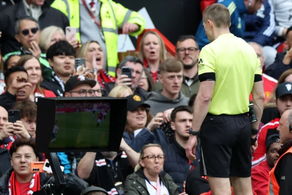 Vì sao trọng tài vẫn công nhận bàn của Man Utd dù VAR can thiệp? - Báo TinVina Vì sao trọng tài vẫn công nhận bàn của Man Utd dù VAR can thiệp? - Báo TinVina