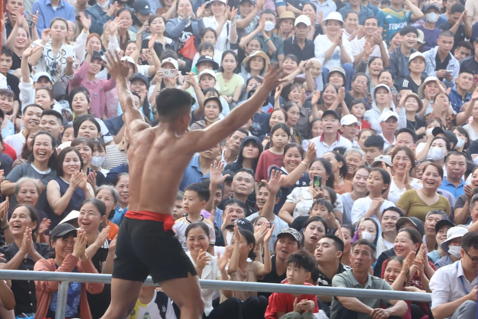VIDEO: Xem những nhà vô địch SEA Games "đại náo" sới vật hội làng VIDEO: Xem những nhà vô địch SEA Games "đại náo" sới vật hội làng