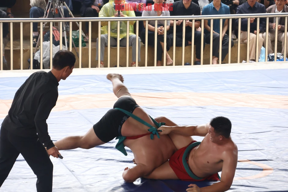 VIDEO: Xem những nhà vô địch SEA Games "đại náo" sới vật hội làng VIDEO: Xem những nhà vô địch SEA Games "đại náo" sới vật hội làng
