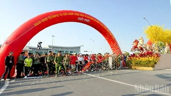 Vĩnh Long: Hàng nghìn người tham gia Ngày chạy Olympic trên con đường gốm và hoa dài nhất Việt Nam