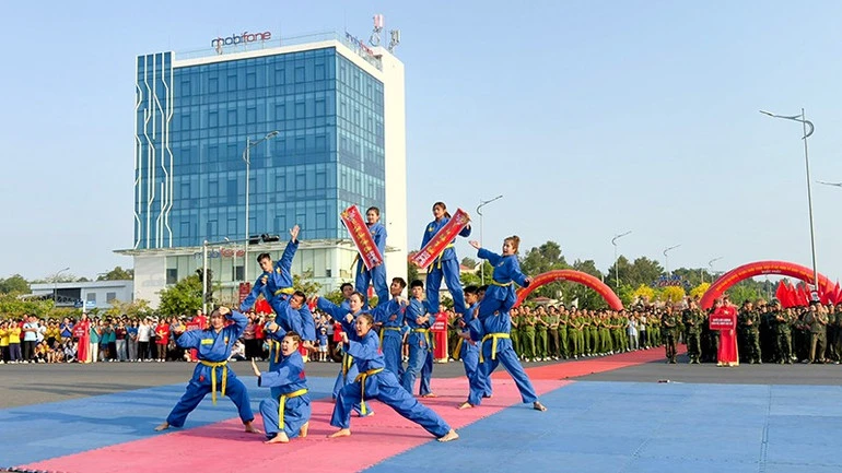Vĩnh Long: Hàng nghìn người tham gia Ngày chạy Olympic trên con đường gốm và hoa dài nhất Việt Nam Vĩnh Long: Hàng nghìn người tham gia Ngày chạy Olympic trên con đường gốm và hoa dài nhất Việt Nam