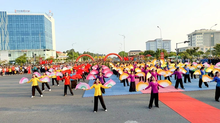 Vĩnh Long: Hàng nghìn người tham gia Ngày chạy Olympic trên con đường gốm và hoa dài nhất Việt Nam Vĩnh Long: Hàng nghìn người tham gia Ngày chạy Olympic trên con đường gốm và hoa dài nhất Việt Nam