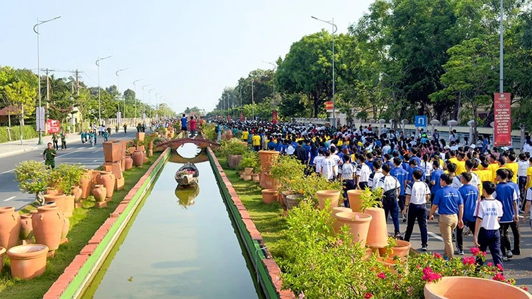 Vĩnh Long: Hàng nghìn người tham gia Ngày chạy Olympic trên con đường gốm và hoa dài nhất Việt Nam Vĩnh Long: Hàng nghìn người tham gia Ngày chạy Olympic trên con đường gốm và hoa dài nhất Việt Nam