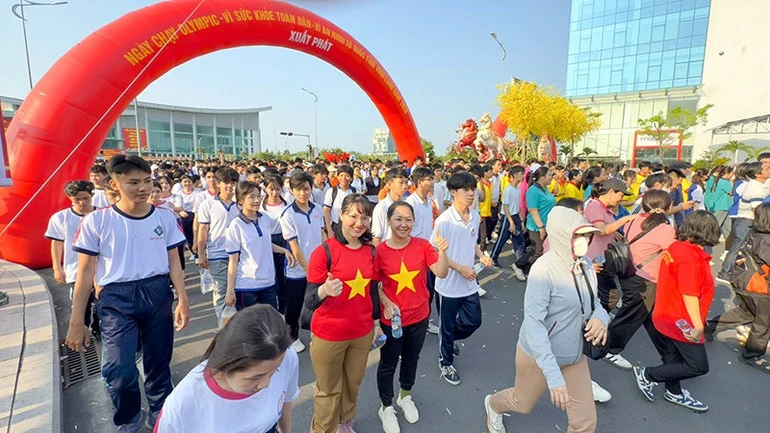 Vĩnh Long: Hàng nghìn người tham gia Ngày chạy Olympic trên con đường gốm và hoa dài nhất Việt Nam Vĩnh Long: Hàng nghìn người tham gia Ngày chạy Olympic trên con đường gốm và hoa dài nhất Việt Nam