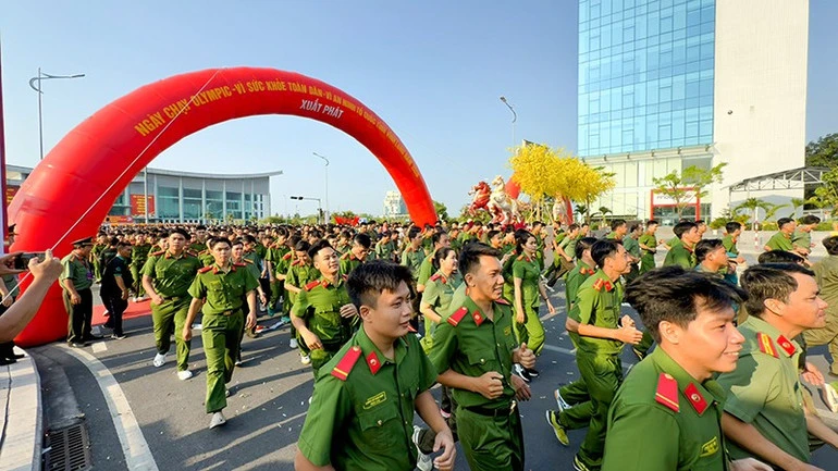 Vĩnh Long: Hàng nghìn người tham gia Ngày chạy Olympic trên con đường gốm và hoa dài nhất Việt Nam Vĩnh Long: Hàng nghìn người tham gia Ngày chạy Olympic trên con đường gốm và hoa dài nhất Việt Nam