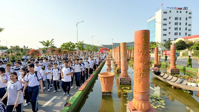 Vĩnh Long: Hàng nghìn người tham gia Ngày chạy Olympic trên con đường gốm và hoa dài nhất Việt Nam Vĩnh Long: Hàng nghìn người tham gia Ngày chạy Olympic trên con đường gốm và hoa dài nhất Việt Nam
