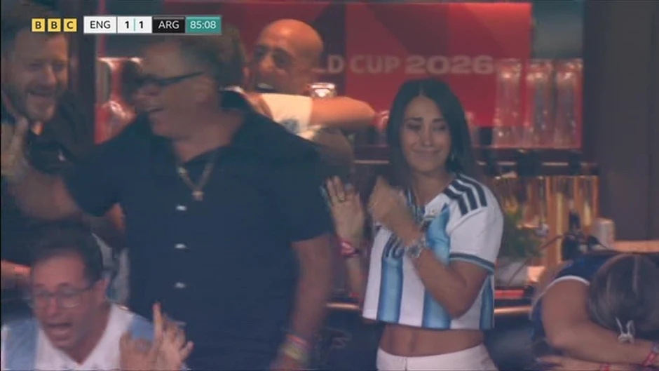 Vợ Messi bật khóc trên khán đài khi Argentina ghi bàn Vợ Messi bật khóc trên khán đài khi Argentina ghi bàn