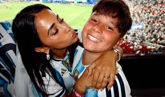 Vợ Messi vỡ òa cảm xúc